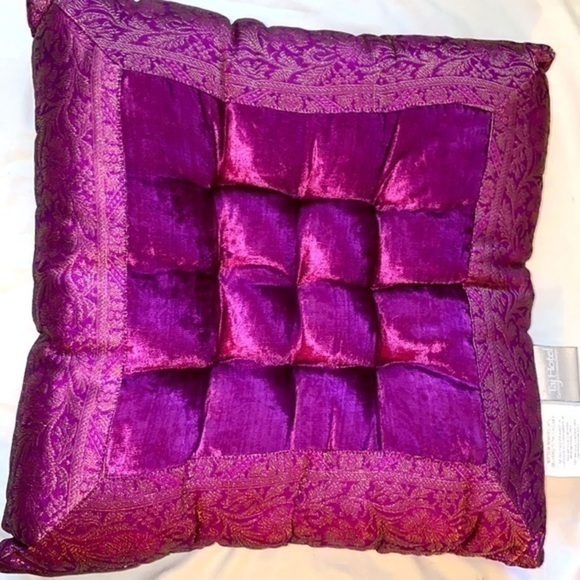 Home decor luxury pillows Java Pillows by Taj Hotel design - Picture 1 of 8